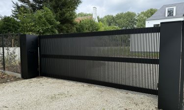 Aluminium schuifpoort met latjes en middenbalk — Hasselt